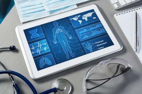 Ein Tablet mit stilisierten medizinischen Daten