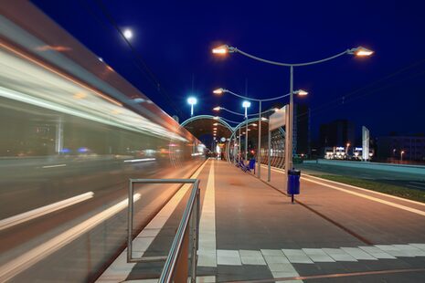 Nachtaufnahme der Stadtbahn-Haltestelle Olof-Palme-Allee mit den markanten Glasröhren