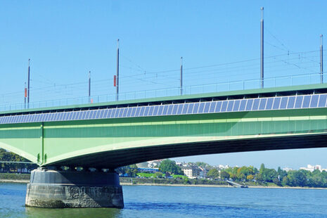 Solaranlage auf der Kennedybrücke