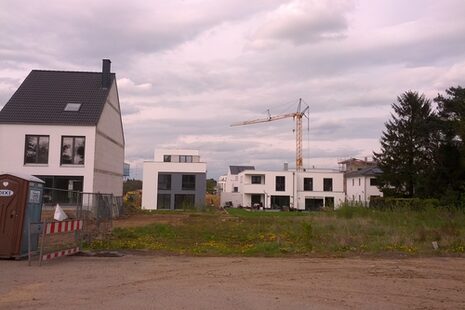 Baustelle mit Bauzäunen und Kran im Baugebiet Am Hölder.