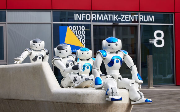 Roboter auf einer Bank vor dem Informatik-Zentrum