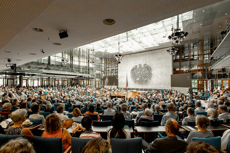 Dieses Foto zeigt den gefüllten Plenarsaal zum Musikfest der Demokratie.