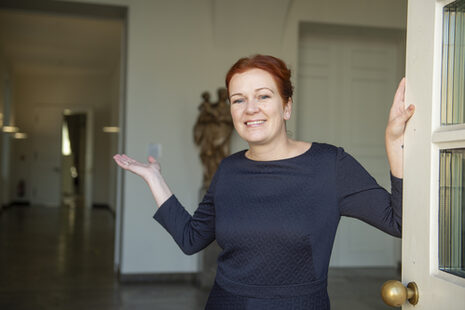 Oberbürgermeister Katja Dörner öffnet die Tür zum Alten Rathaus