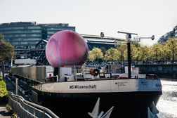 Das Schiff MS Wissenschaft mit einem riesengroßen pinken Ball an Bord