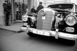 Adenauers Dienst-Mercedes vor dem Kanzleramt
