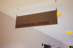 Schild "Jugendbibliothek"