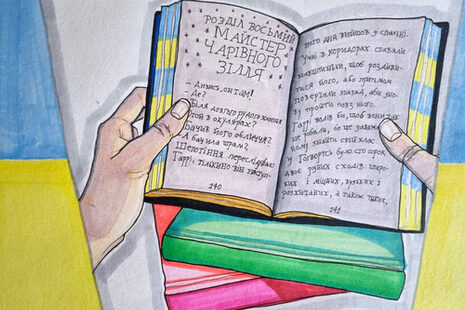 Die Zeichnung zeigt die Hände einer Person, die ein Buch mit kyrillischem Text halten
