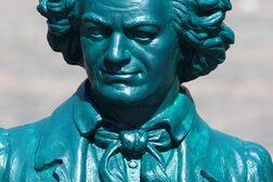 Einen lächelnden Beethoven zeigen die Statuen von Bildhauer Ottmar Hörl