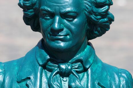Einen lächelnden Beethoven zeigen die Statuen von Bildhauer Ottmar Hörl