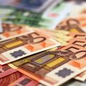 Zahlreiche Fünfzig-Euro-Scheine auf einem Haufen