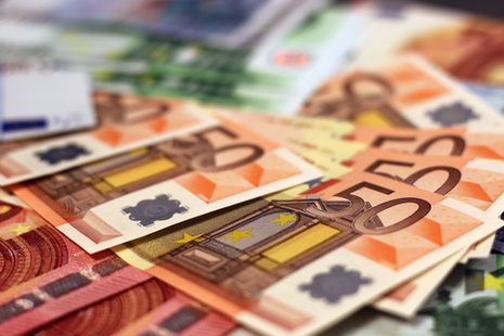 Zahlreiche Fünfzig-Euro-Scheine auf einem Haufen